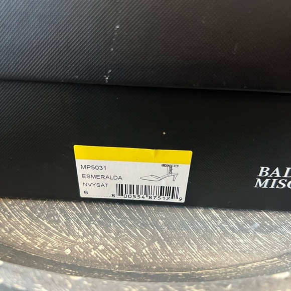 Badgley Mischka Esmeralda
Embellished Pointed Toe Royal Blue Silk pump h… - Picture 7 of 12